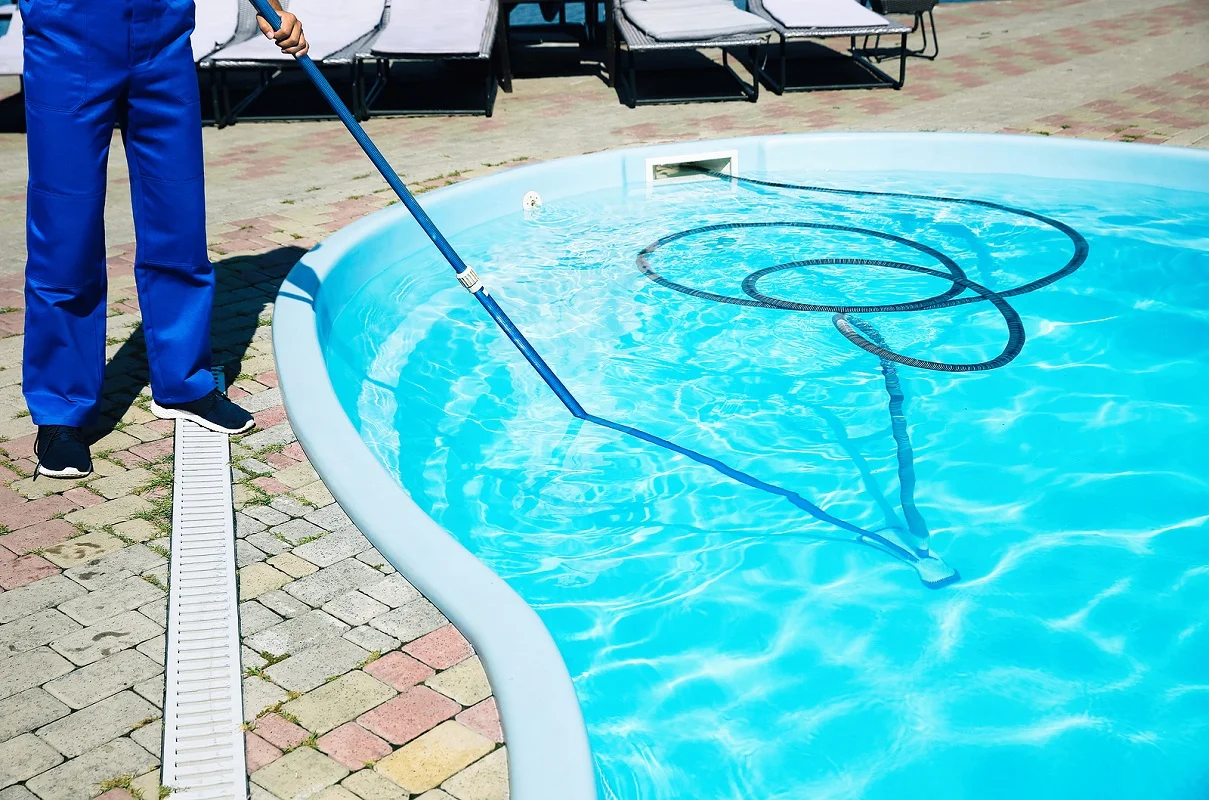 6 dicas de como limpar piscina da maneira correta